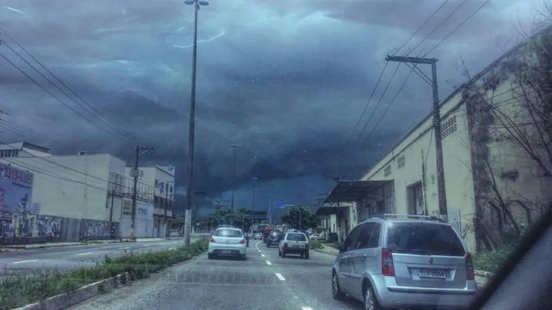 Formação de nuvens carregadas deixa moradores em alerta no Espírito Santo