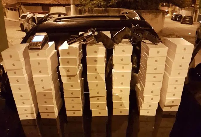 Grupo é detido com 750 IPhones roubados em ônibus na Rodoviária de Guarapari