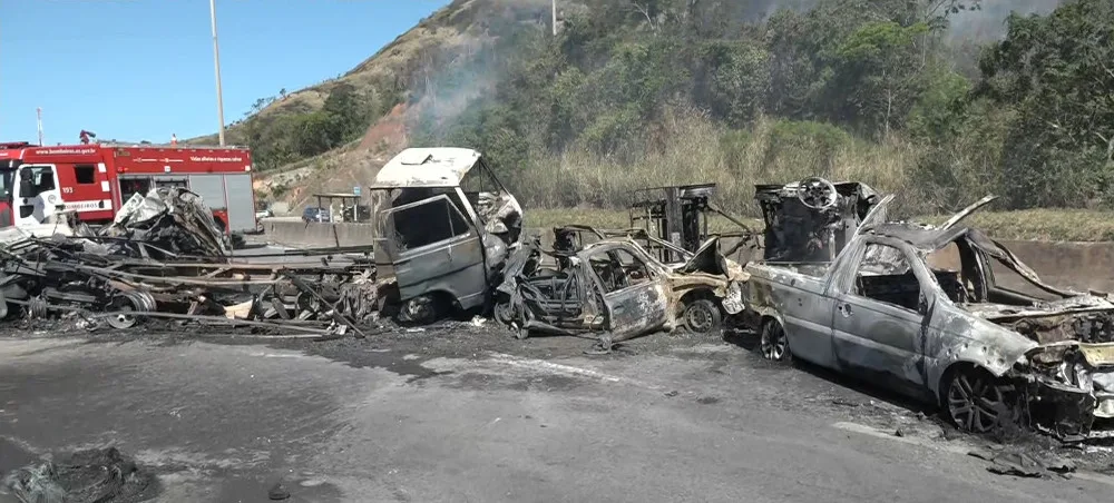 Três mortos e dois feridos em grave acidente com incêndio na BR-101 em Viana