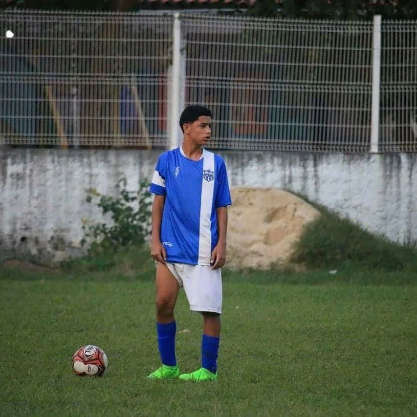 Adolescente morto por bala perdida sonhava em ser jogador de futebol