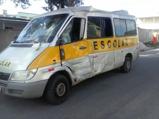 Quatro crianças ficam feridas em acidente entre van escolar e ônibus no Norte do Estado