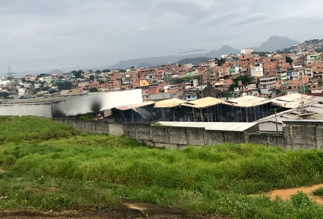 Galpão que pegou fogo em Vila Velha volta a ter focos de incêndio