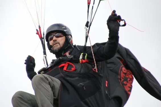 Piloto capixaba morre em queda de parapente em Jaraguá