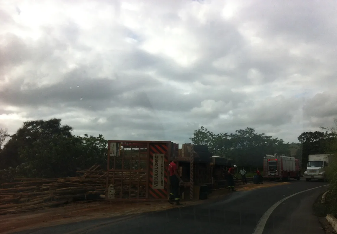 Carreta carregada com eucalipto tomba e interdita rodovia em Colatina