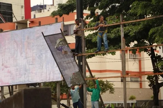 Fiscalização retira 30 outdoors irregulares em acessos à Terceira Ponte em Vila Velha