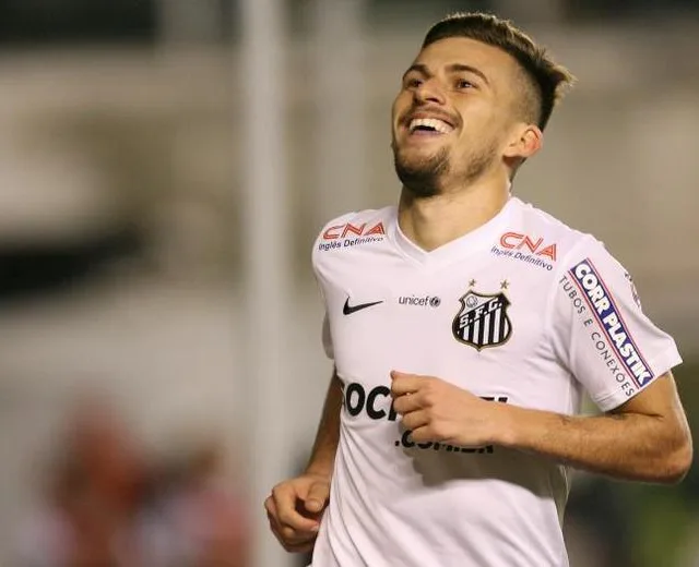 O jogador Lucas Lima, do Santos, comemora gol durante jogo contra o Figueirense, válido pela vigésima terceira rodada do Campeonato Brasileiro 2014. O jogo foi realizado no estádio Urbano Caldeira, a Vila Belmiro, na noite deste domingo (21). 21/09/2014 (foto: GUILHERME DIONIZIO)