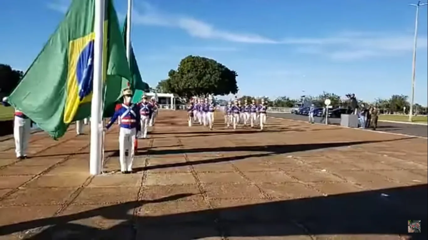 Bolsonaro e ministros participam de cerimônia de hasteamento da bandeira