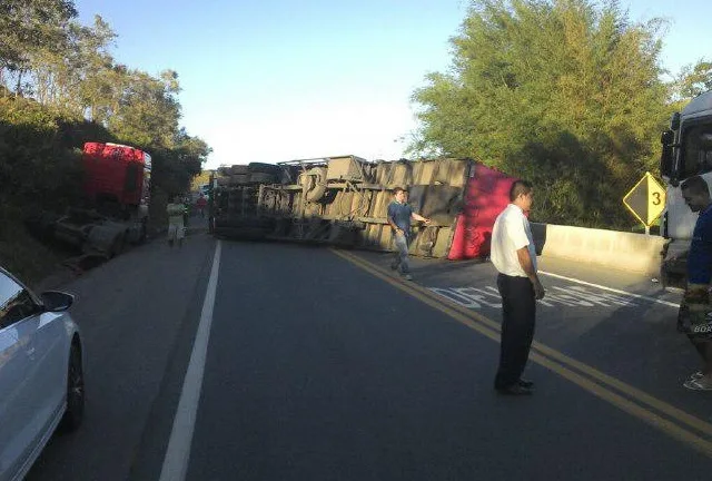 Carreta tomba na BR-101 e interdita trecho em Anchieta, no Sul do Estado