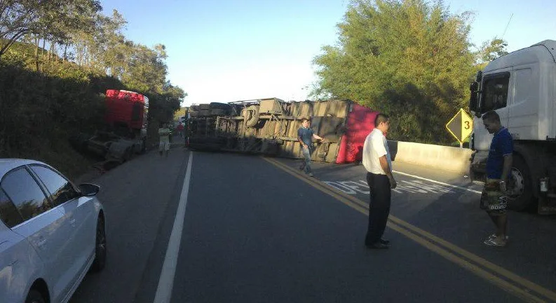 Carreta tomba na BR-101 e interdita trecho em Anchieta, no Sul do Estado