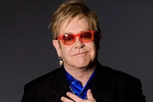 Elton John é acusado de ter abusado sexualmente de segurança