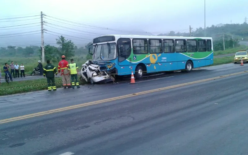 Batida entre ônibus e carro de passeio deixa uma pessoa morta na BR-101 na Serra