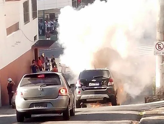 Carro pega fogo em avenida de Vitória nesta terça-feira