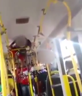 Vídeo mostra pessoas pulando nova roleta usada em ônibus do ES