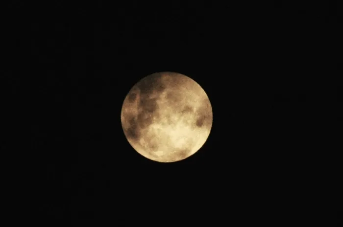 Lua vista da zona leste de São Paulo. Na noite deste sábado e madrugada de domingo a Superlua poderá ser observada. O nosso satélite vai estar aparentemente 14% maior e 30% mais brilhante. FOTO CRISTIANO NOVAIS / CPN