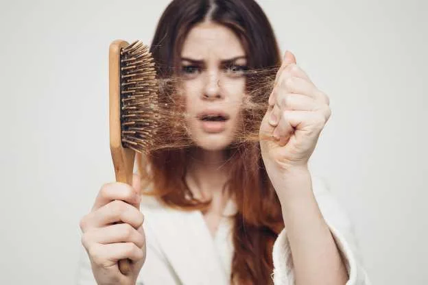 Cabelo caem mais no outono. Conheça os motivos!