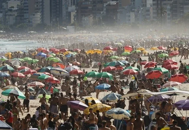 Praias lotadas aumentam risco de covid-19 e conjuntivite