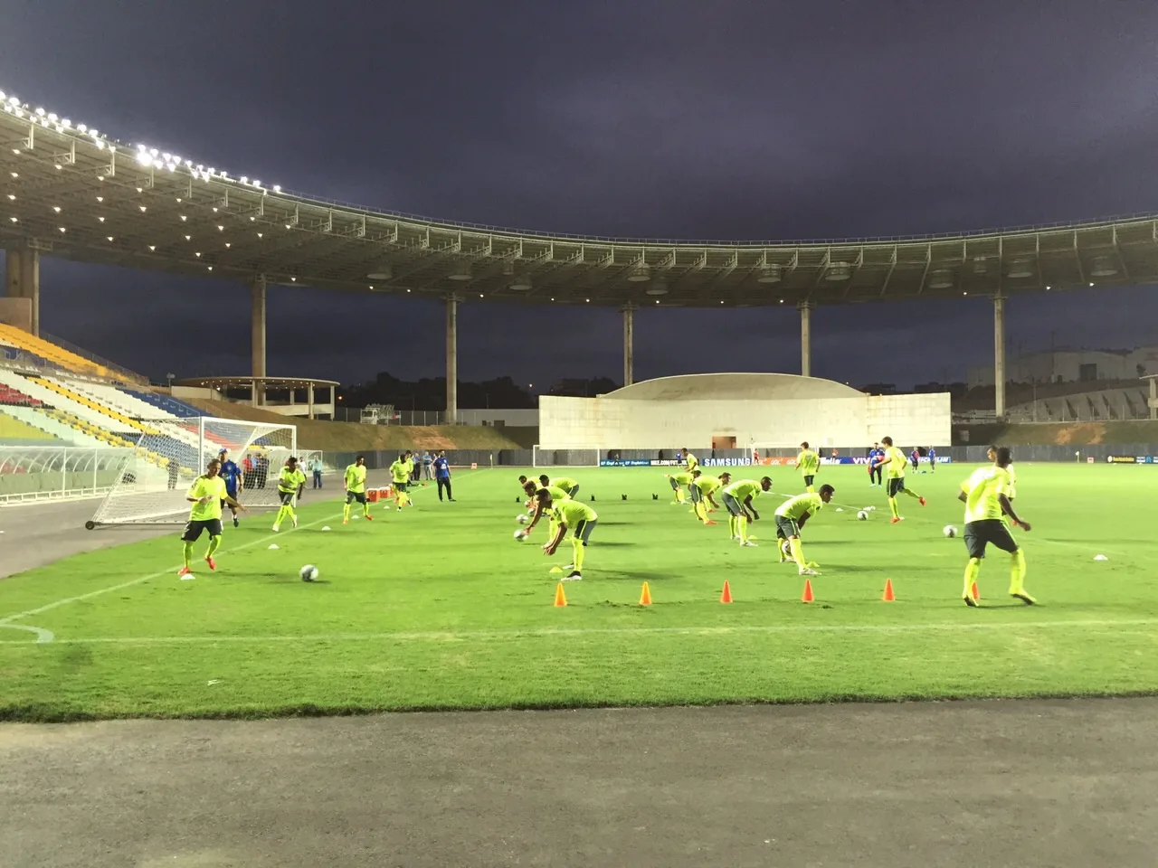 Seleção faz seu primeiro treino no Kleber Andrade para amistoso contra o Paraguai