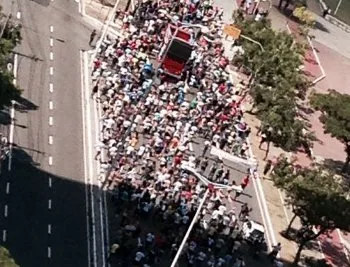 Professores estaduais em greve fecham rodovia e deixam trânsito parado em Vitória