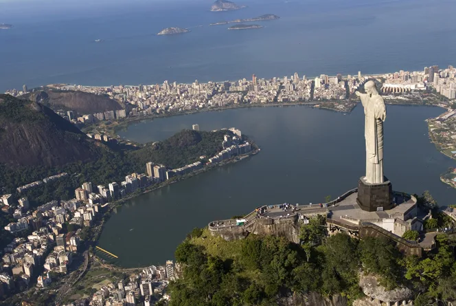 Vista aerea do Cristo Redentor e Lagora Rodrigo de Freitas. O Cristo Redentor é uma das sete maravilhas do mundo moderno e está localizado no topo de uma montanha, a 710 metros de altura. A Lagoa Rodrigo de Freitas é cercada pelos mais badalados bairros cariocas emoldurada por montanhas e abraçada pelo Cristo Redentor. Unida […]