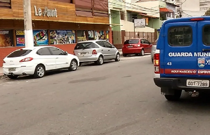 Bandido rouba caminhonete em Vila Velha e passa por cima de mulher duas vezes antes de fugir