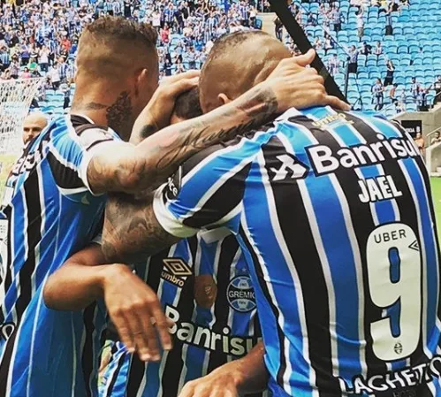 Após vitória, Grêmio celebra 'volta do futebol que encantou o Brasil'