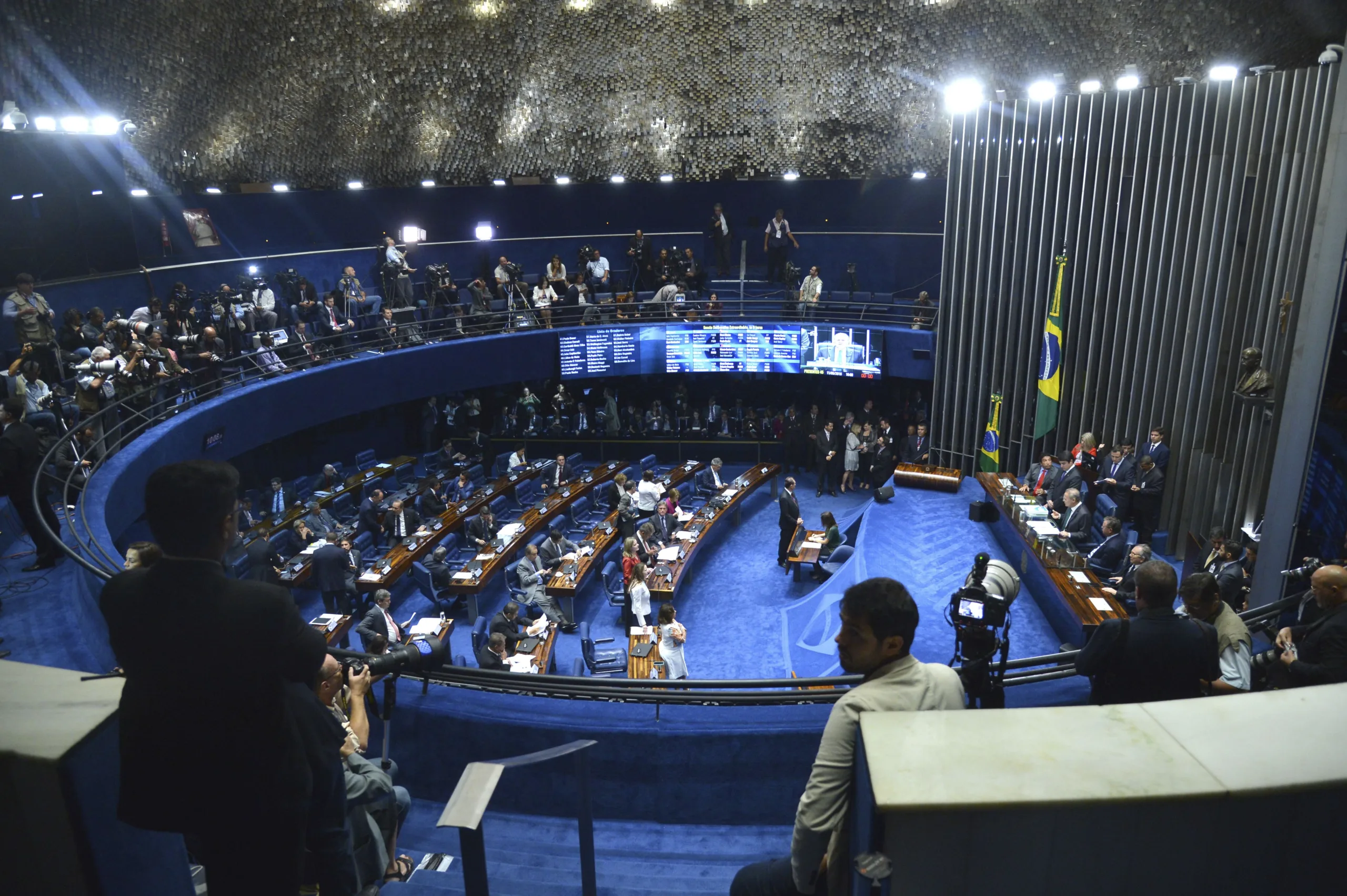 Brasília – O presidente do Senado, Renan Calheiros, preside sessão extraordinária que vai decidir sobre a admissibilidade do processo de impeachment da presidenta Dilma Rousseff (Antonio Cruz/Agência Brasil)