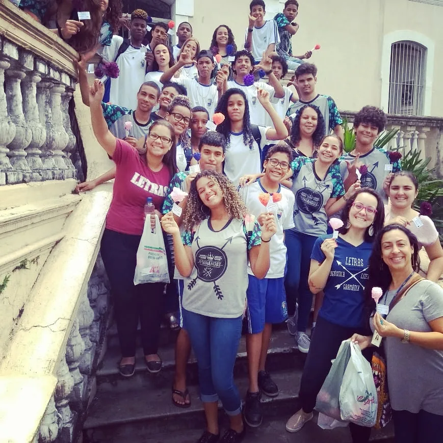 Alunos de escola municipal promovem ação de gentileza no Centro da Capital