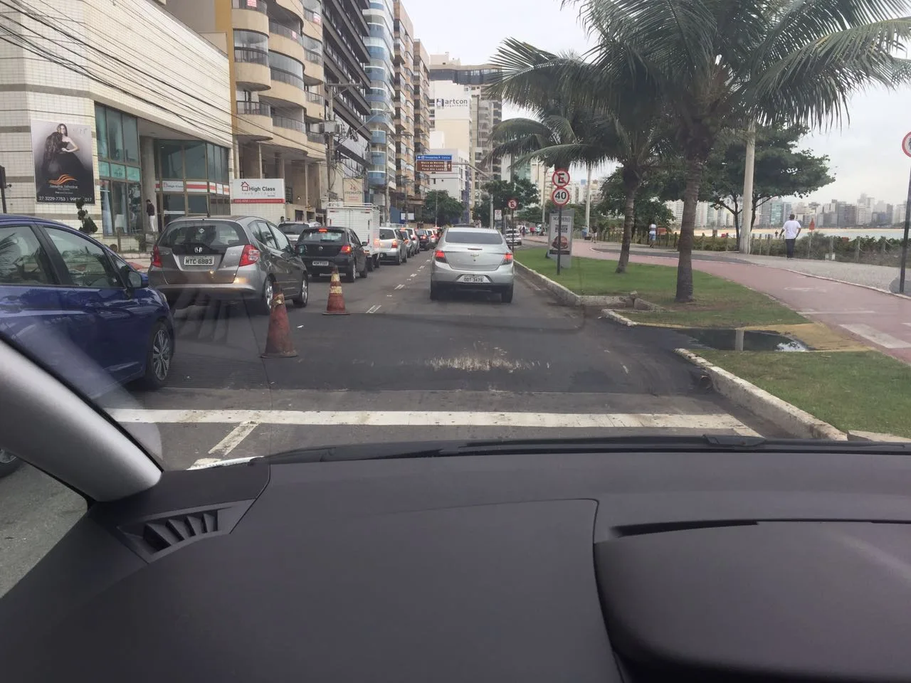 Instalação de quebra-molas sem sinalização na orla da Praia da Costa gera polêmica