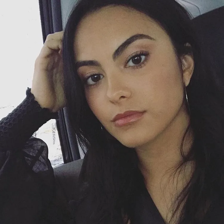 Camila Mendes, de 'Riverdale', pede que fãs a ensinem gírias em Português