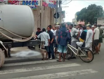 Emoção e tristeza em velório de adolescente atropelado por caminhão em Vila Velha