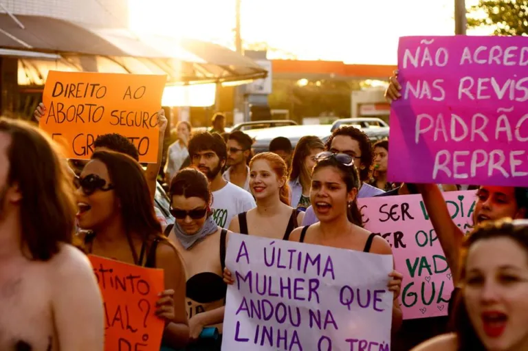 Com movimento "Marcha das Vadias", capixabas protestam contra violência sexual neste sábado