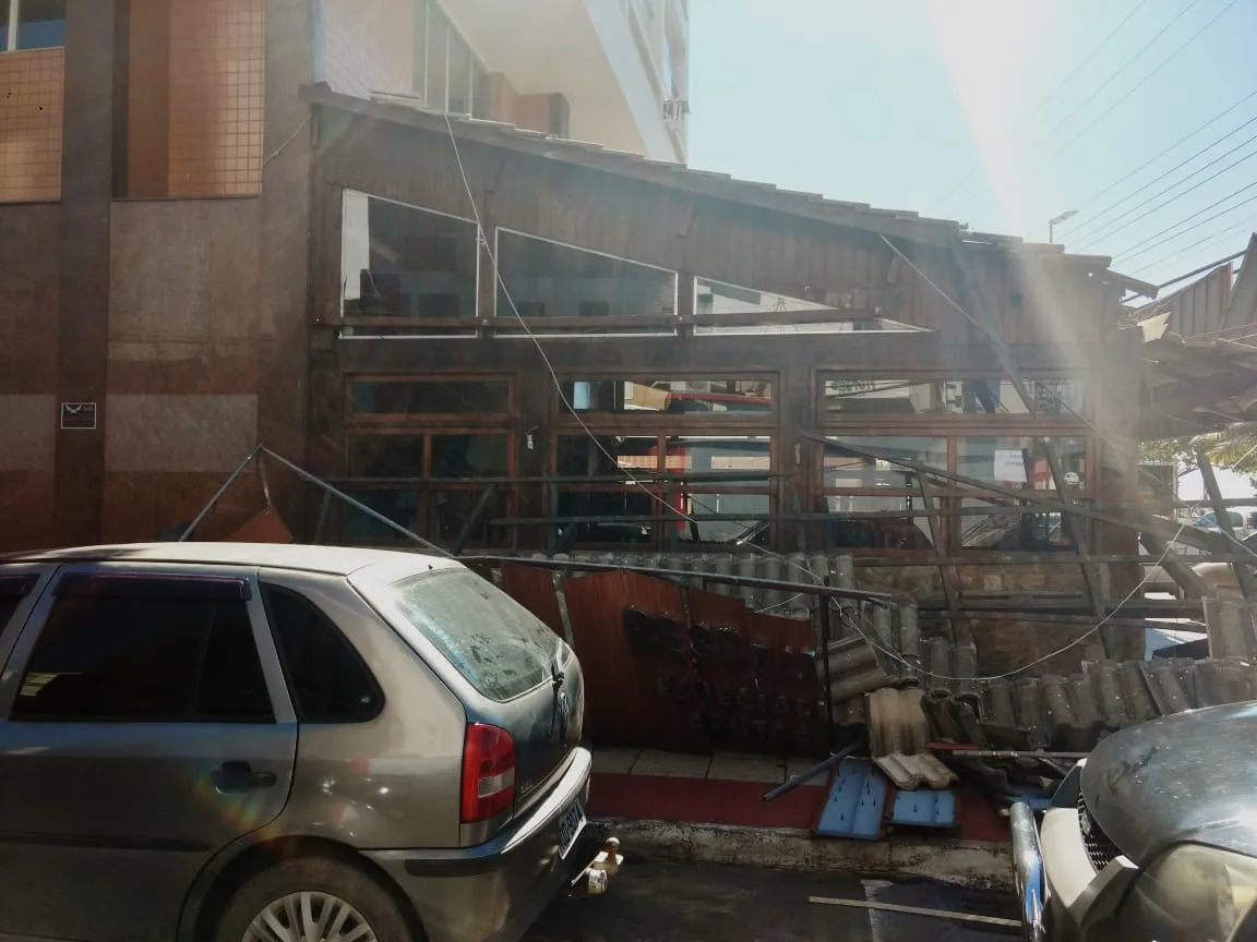 VÍDEO | Telhado de restaurante cai e atinge duas pessoas na Praia da Costa