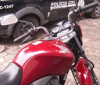 Bandidos roubam moto de mulher, se acidentam, e menor aproveita para furtar o veículo