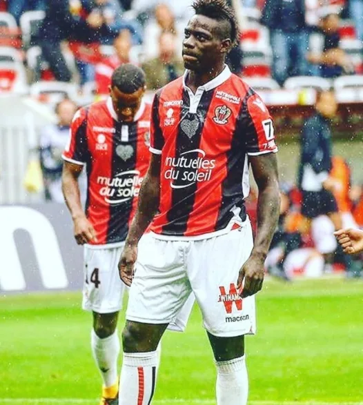 Balotelli faz 2, Nice goleia o Monaco e deixa PSG isolado na liderança do Francês