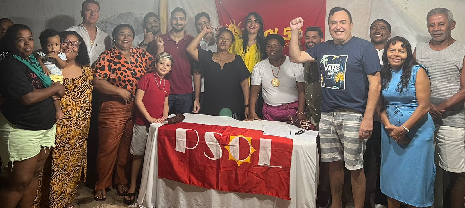 Renata (ao centro, de amarelo) é a pré-candidata do Psol em Colatina