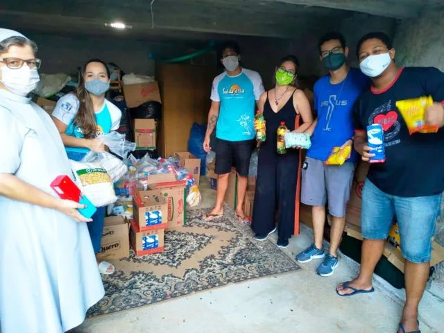 Jovens se unem para apoiar famílias de Guarapari atingidas pela crise econômica