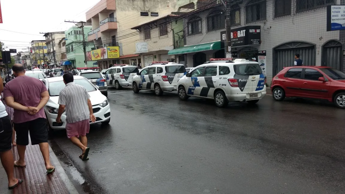 Suspeito de assaltar loja faz reféns em açougue de Vila Velha