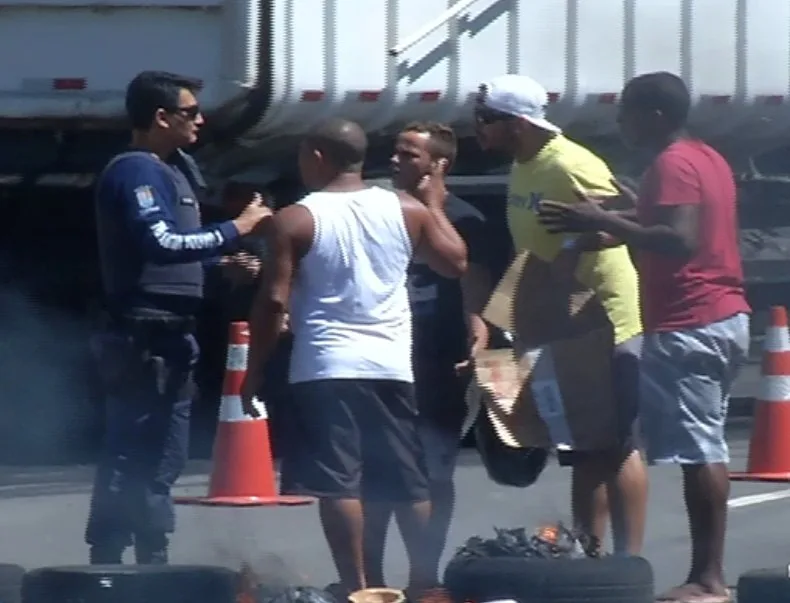 Confusão e tensão em protesto de ambulantes em Vila Velha