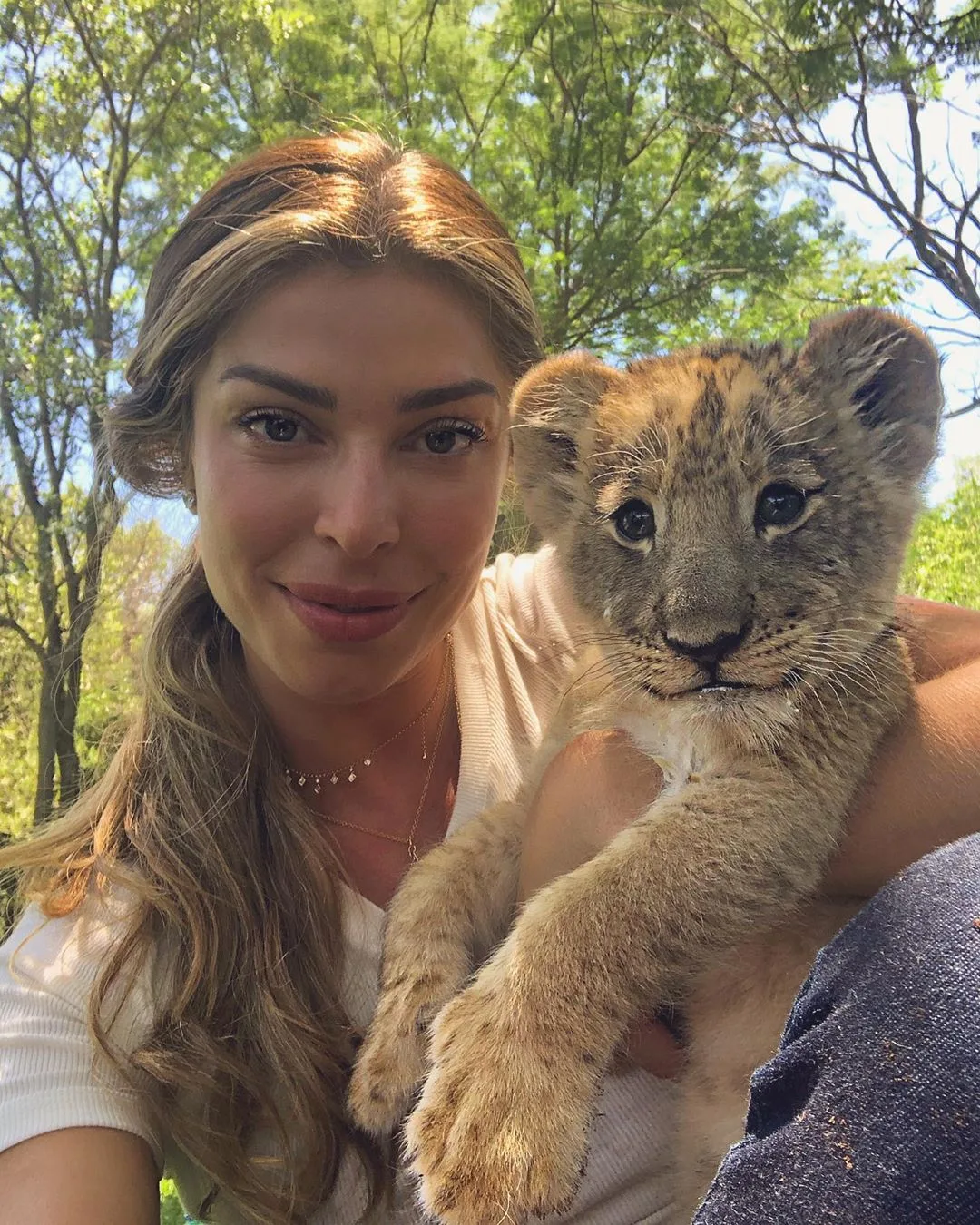 Grazi Massafera deleta foto com filhote de leão após crítica de Luisa Mell