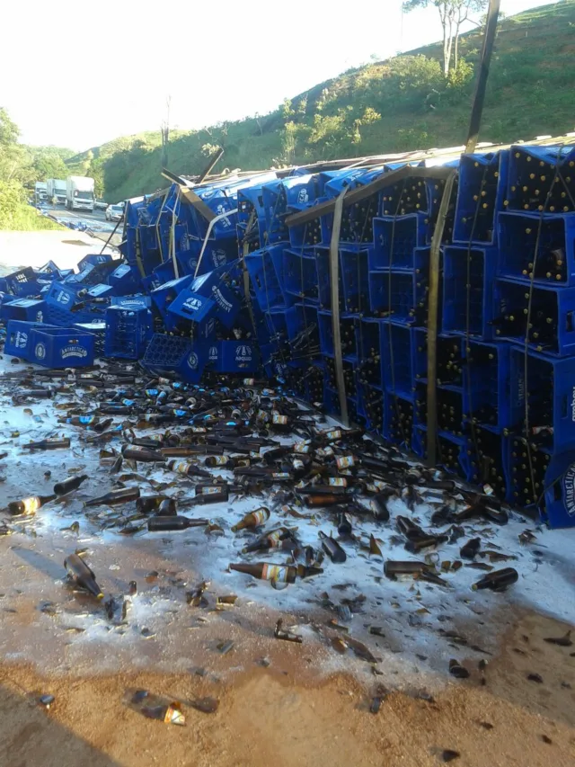 Carreta carregada com cerveja tomba e pessoas tentam saquear carga em Vila Velha