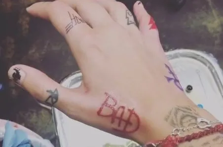 Filha de Michael Jackson faz mais uma tatuagem em homenagem ao pai