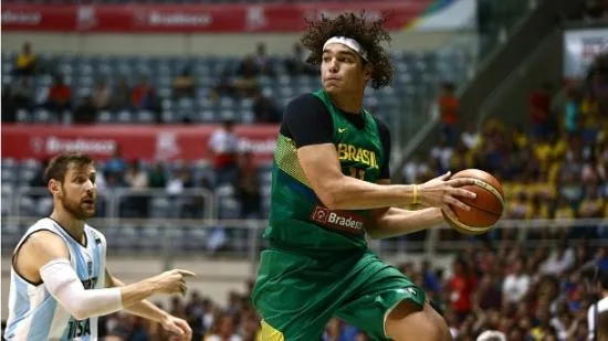 Astro capixaba Anderson Varejão leva público ao delírio na abertura do NBA3X em Cariacica