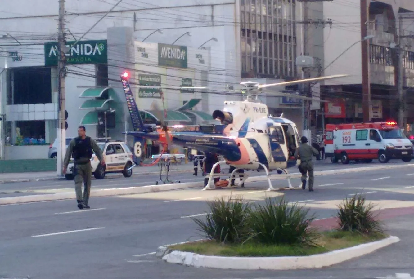 Helicóptero da PM fecha a Reta da Penha para remoção de paciente