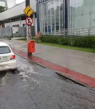 Chuva forte deixa ruas e avenidas alagadas na Grande Vitória. Veja como foi!