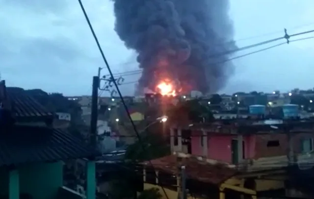 Incêndio atinge galpão de empresa de logística na Serra