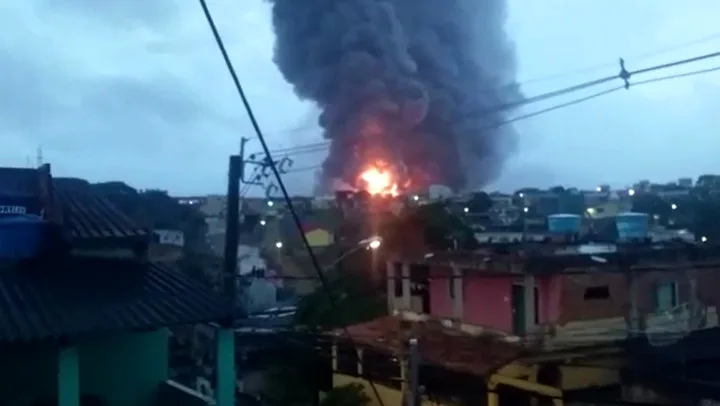 Incêndio atinge galpão de empresa de logística na Serra