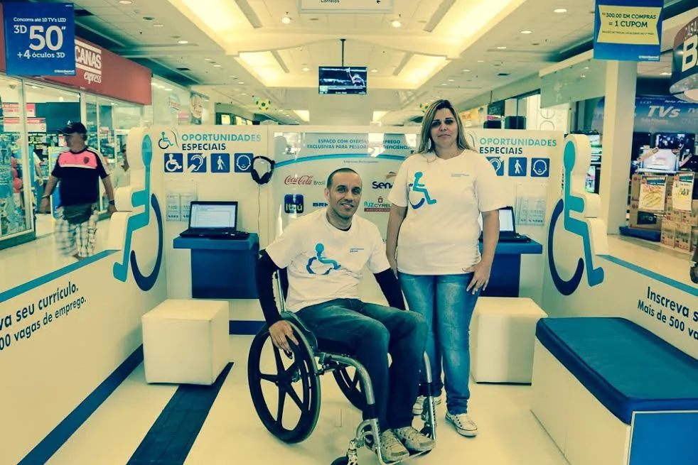 Estande no Shopping Vitória oferece vagas de emprego para deficientes