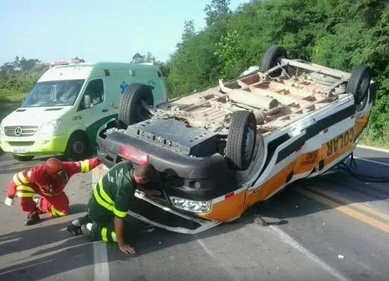 Três pessoas ficam feridas em grave acidente com van e carro na BR-101 em Sooretama