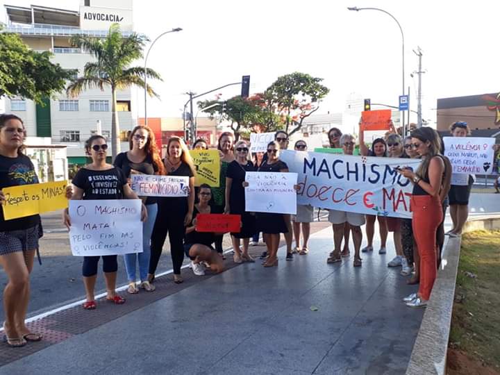 Vigília homenageia mulher assassinada em Guarapari