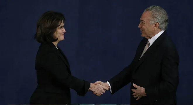 DF – PGR/RAQUEL DODGE/POSSE – POLÍTICA – O presidente Michel Temer durante a cerimônia de posse de Raquel Dodge, a primeira mulher a assumir a Procuradoria-Geral da República (PGR), nesta segunda-feira, 18, na sede da Procuradoria-Geral da República, em Brasília. Ela substitui Rodrigo Janot, que cumpriu o mandato por dois anos. 18/09/2017 – Foto: DIDA […]